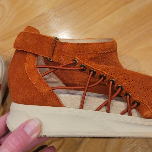 Sundance Suede Strappy Open Toe Wedge Sandal Size 38 - Picture 3 of 13